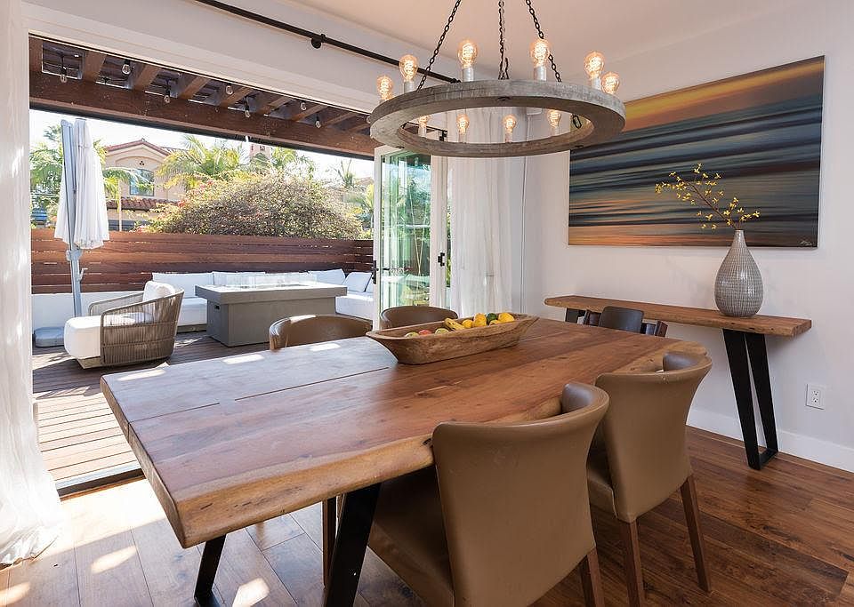 Indoor/outdoor dining room