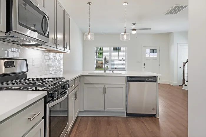 2 bed, 2.5 bath, 1237 sqft, $1,995 — Photo 2