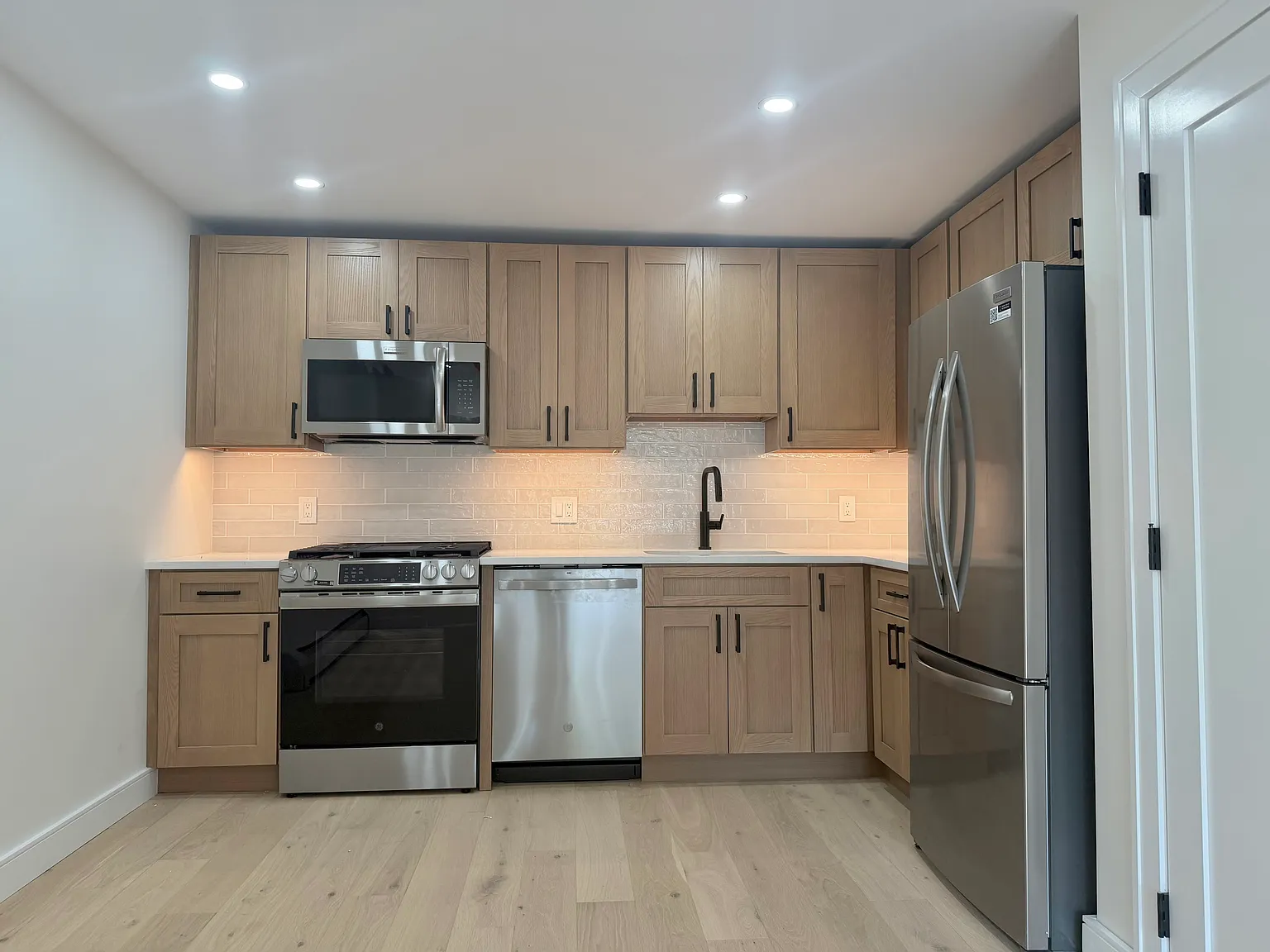 2 bed, 885 sqft, $3,450 — Photo 3