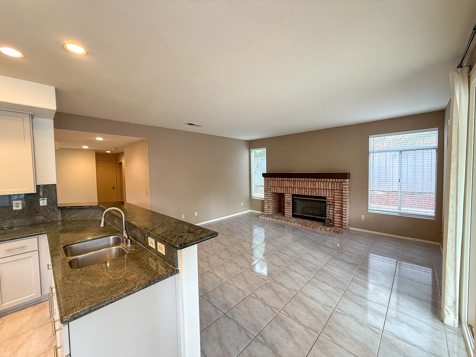 5 bed, 2700 sqft, $5,995 — Photo 3