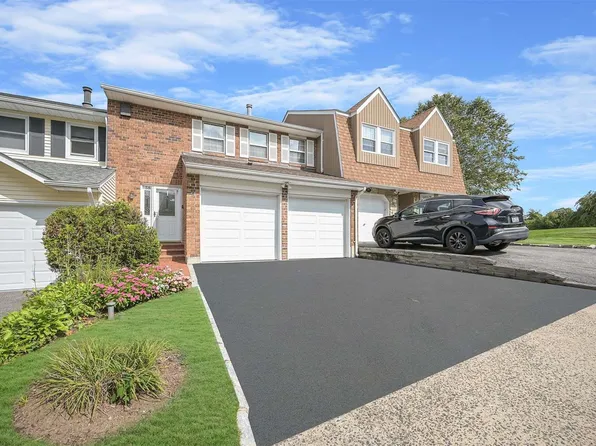 58 Estate Court #58, Woodbury, NY 11797