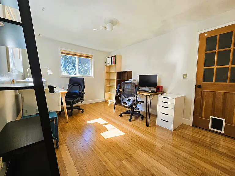 3rd bed Roomy bright second bedroom can fit queen or king size bed, nice backyard view