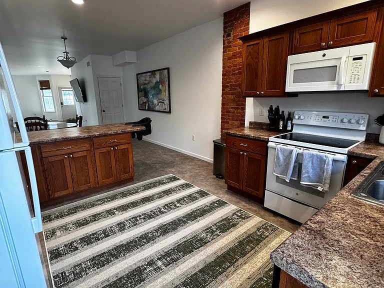 920 Center Pl — Photo 4