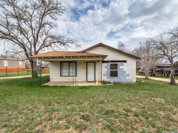 914 Trail, Floresville, TX 78114