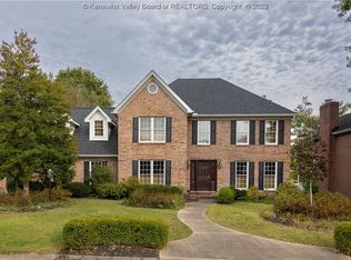 132 Willowood Cir, Hurricane, WV 25526