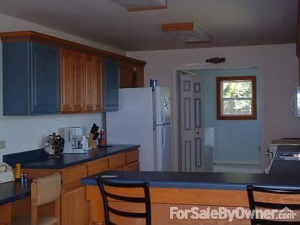 Kitchen, left side, showing bar