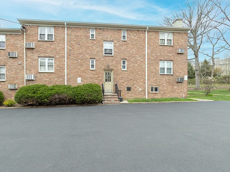 300 Wilson Rd #22C — Photo 13