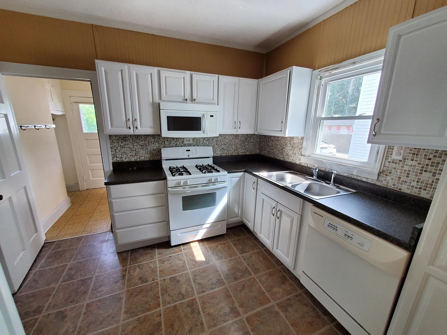 2129 Morrison Ave — Photo 2