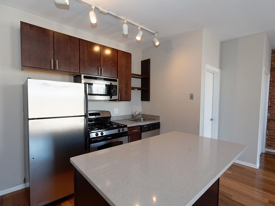 1st image of 2214 N Clark St APT 303