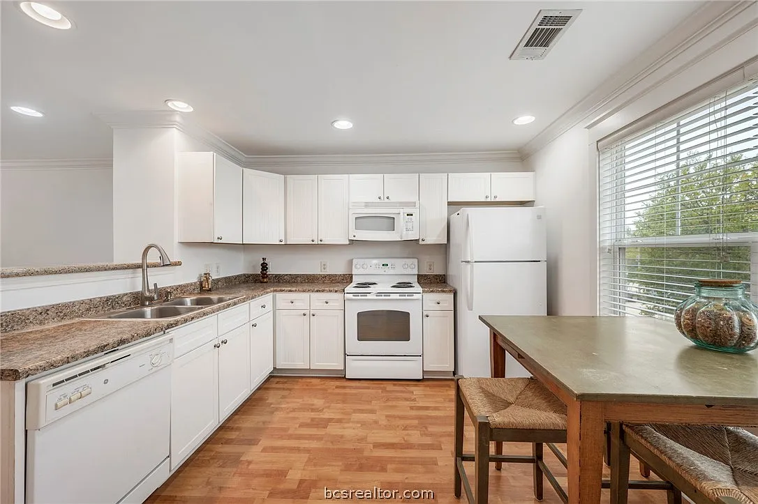 2 bed, 2.5 bath, 1052 sqft, $2,100 — Photo 4