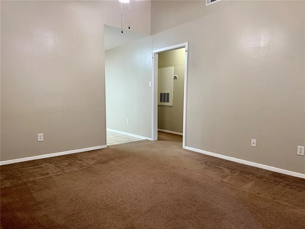 2 bed, 746 sqft, $925 — Photo 2
