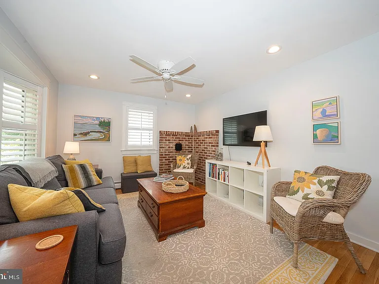 533 Monument Ave — Photo 5