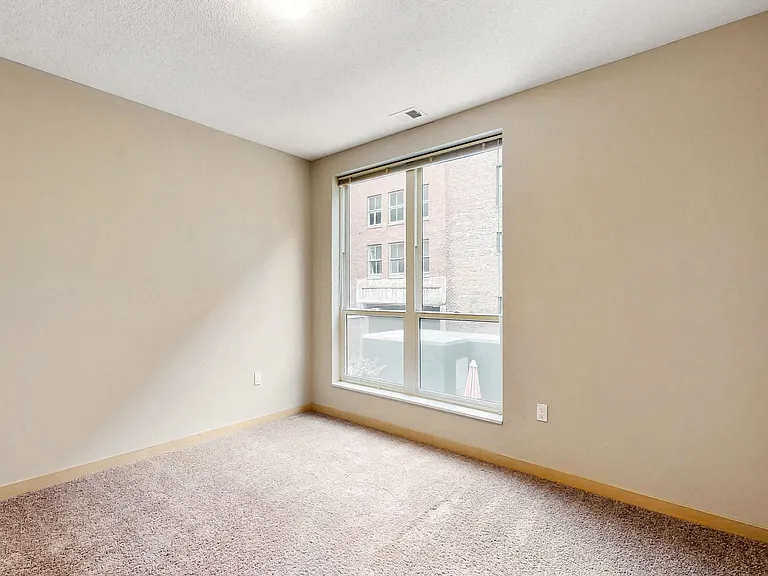 L14 Flats — Photo 75