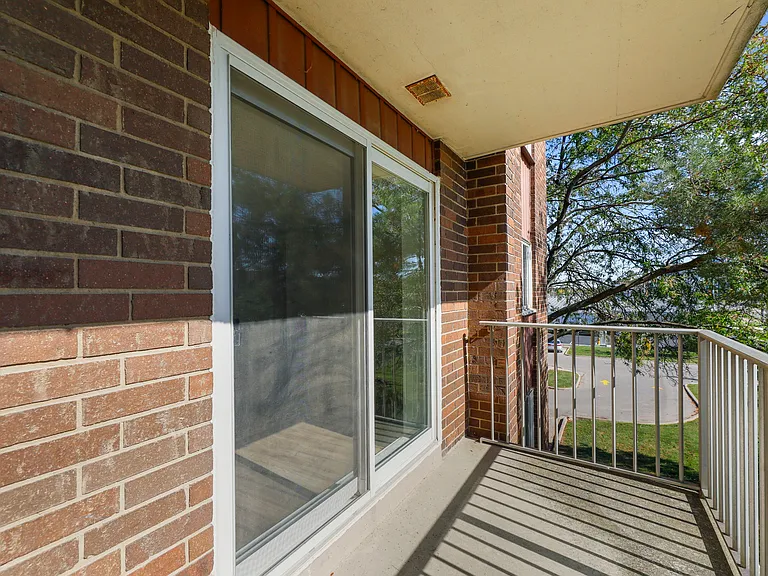 805 Grand Ave W — Photo 22