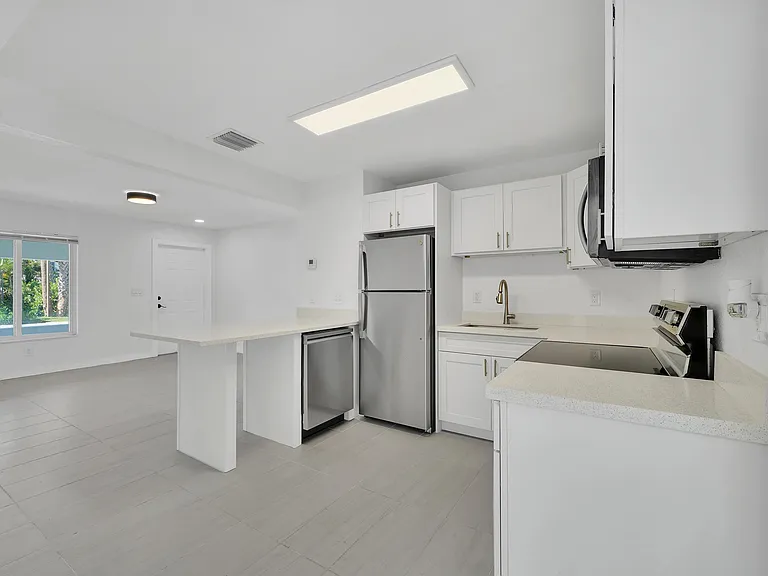 1108 NE 16th St — Photo 10
