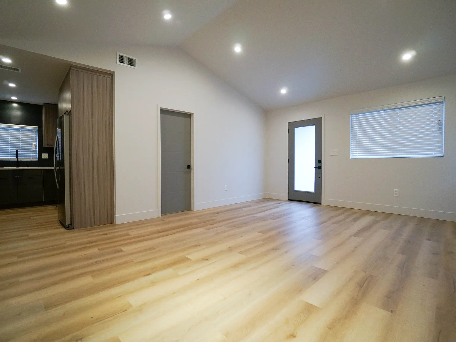 3 bed, 1250 sqft, $3,895 — Photo 4