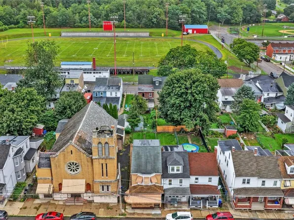221 N Mill St, Saint Clair, PA 17970
