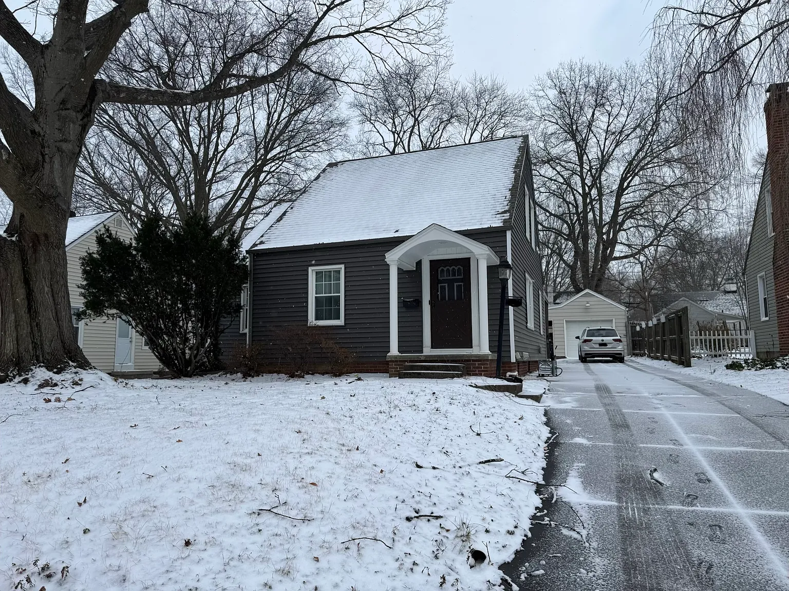 383 Hollywood Ave — Photo 4