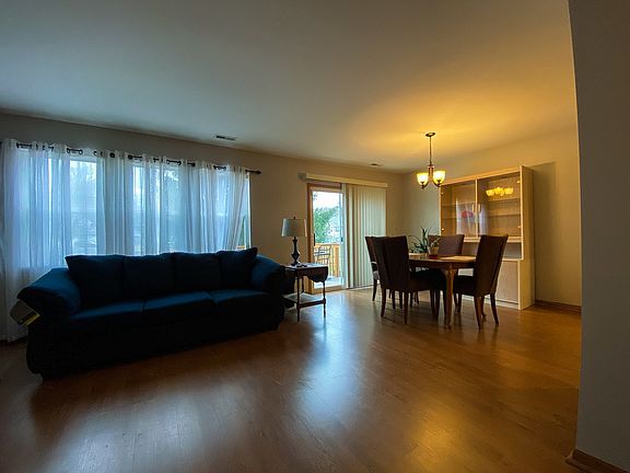 5th image of 10 Brook Park Ln