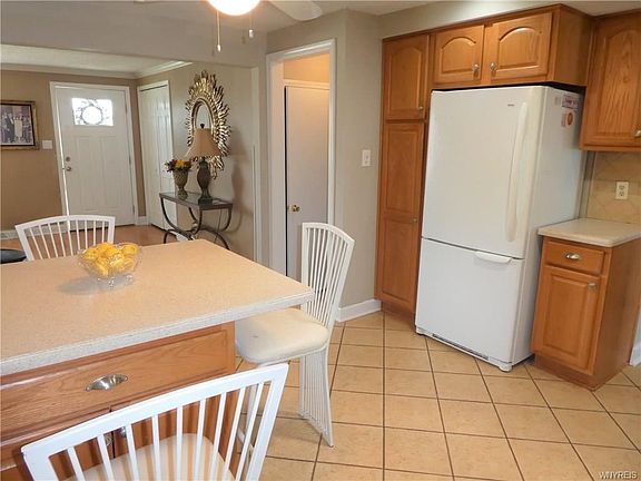 3rd image of 44 Basswood Dr