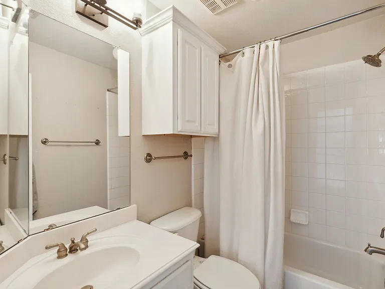 5801 Hathaway Dr — Photo 24