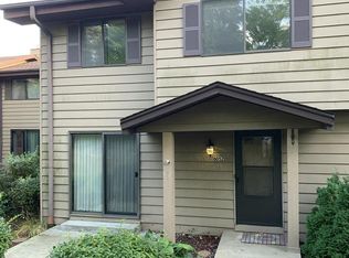 8052 W Manor Cir, Milwaukee, WI 53223