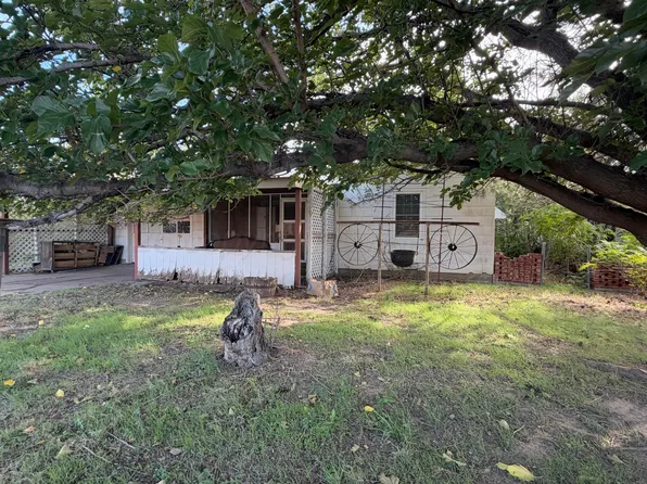 408 Plummer St, Darrouzett, TX 79024