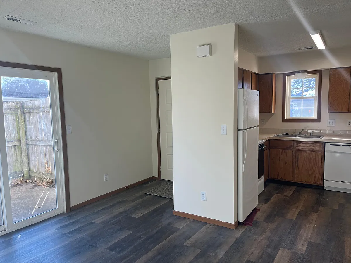 Building Photo - 3604 Westridge Dr #A