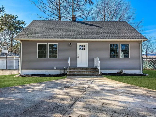 14 Lodge Place, West Babylon, NY 11704