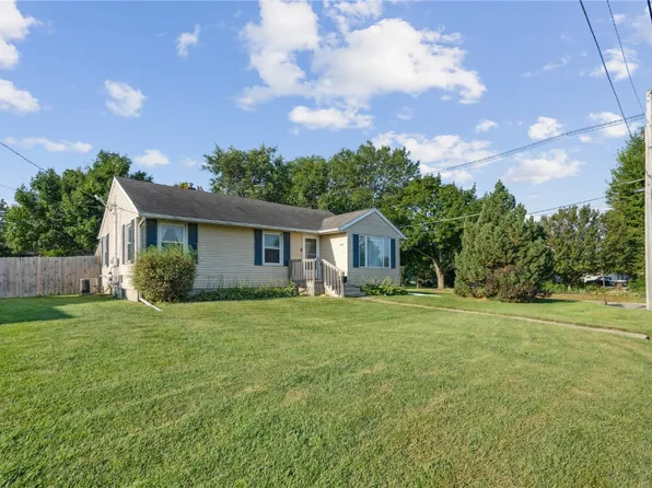 612 W 13th St, Vinton, IA 52349
