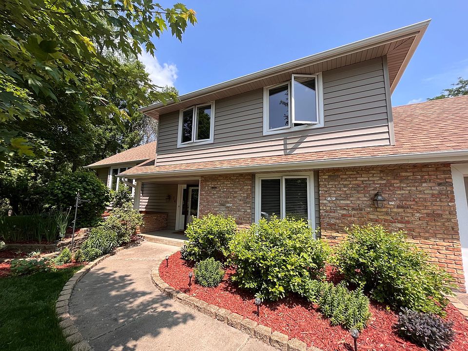 1st image of 14 Deer Hills Dr