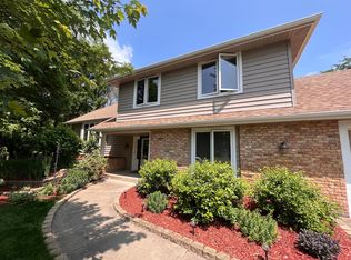 14 Deer Hills Dr, North Oaks, MN 55127