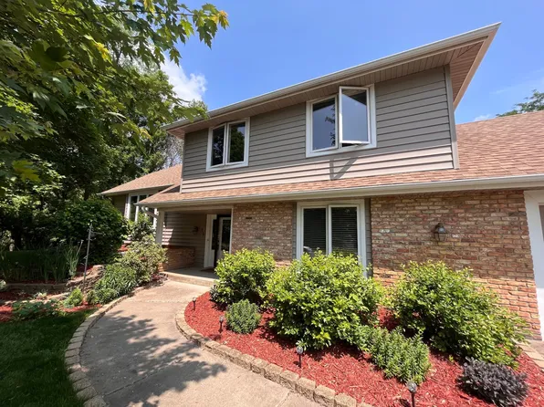 14 Deer Hills Dr, North Oaks, MN 55127