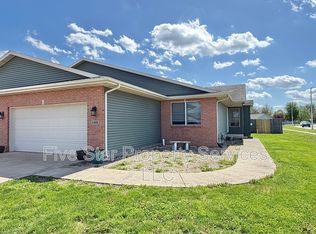 1400 School House Ln, Chatham, IL 62629