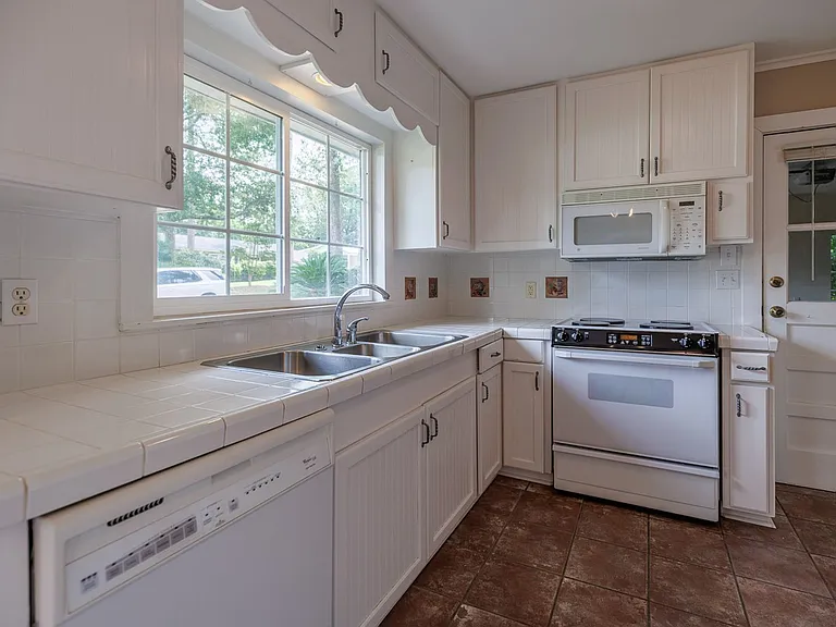 208 Pinecrest Ln — Photo 10