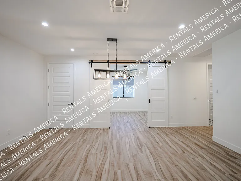 2418 E Amelia Ave — Photo 6