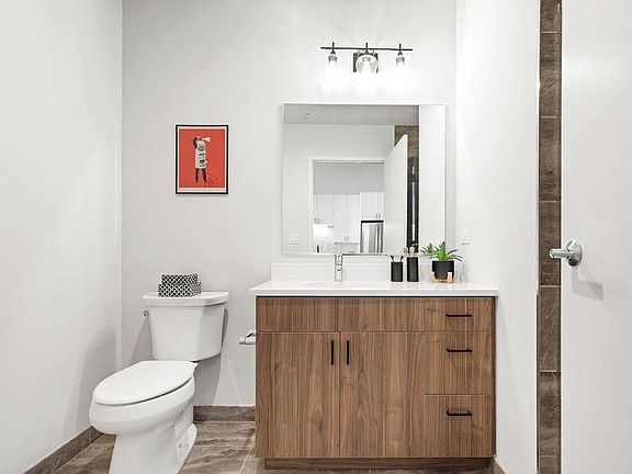 3rd image of 2497 N Milwaukee Ave #660
