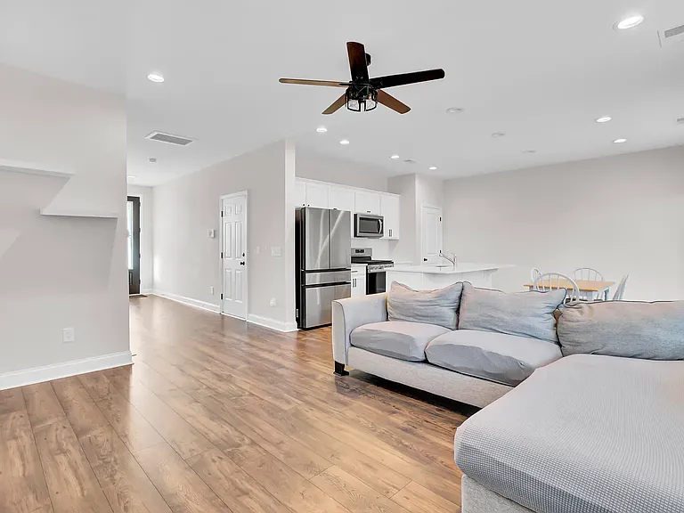 115 Hawthorne Landing Dr — Photo 16