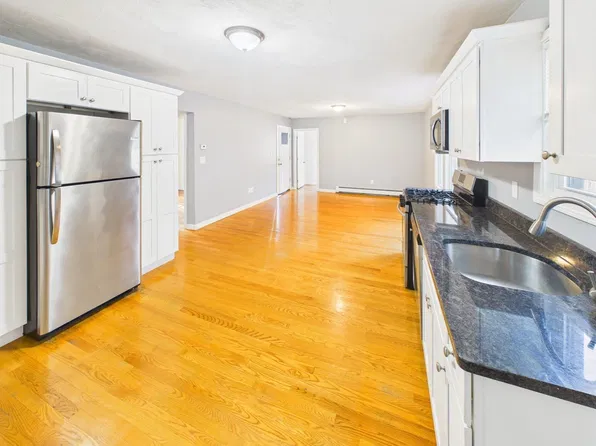 20 Riverside Sq, Hyde Park, MA 02136