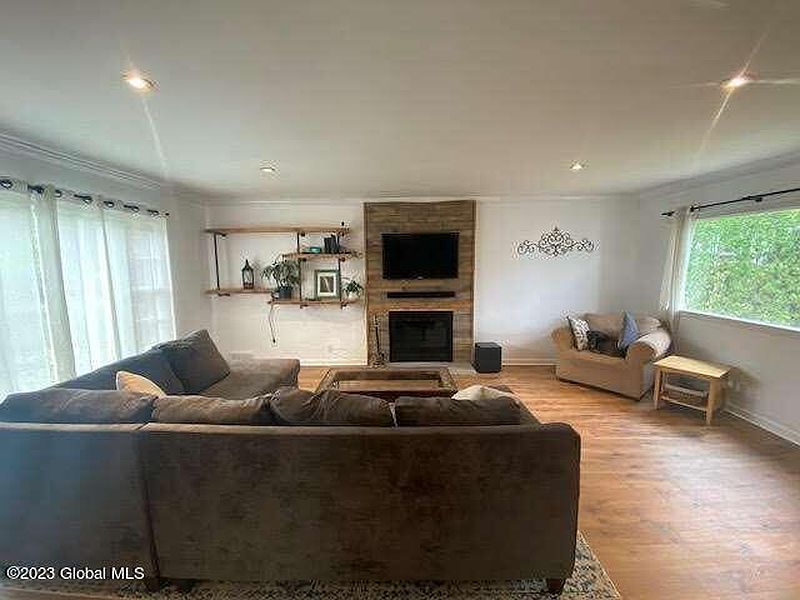 4th image of 2052 Baker Avenue