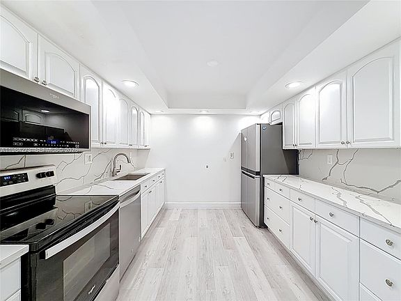 2nd image of 1000 Parkview Dr APT 121