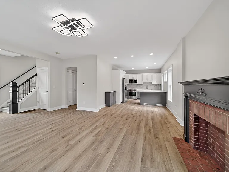 729 W 9th St — Photo 6