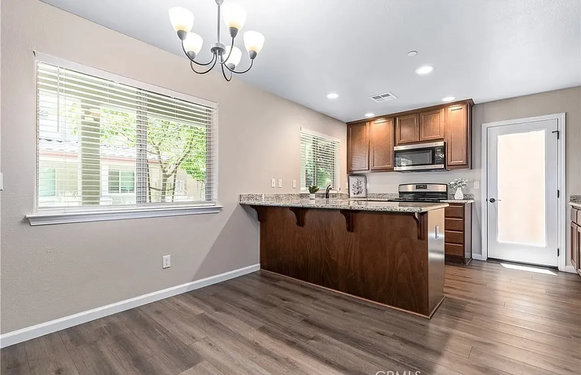 3 bed, 2.5 bath, 1305 sqft, $2,950 — Photo 4