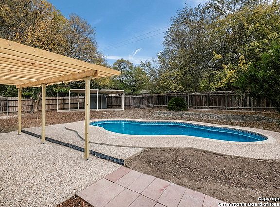 3rd image of 152 Trillium Ln