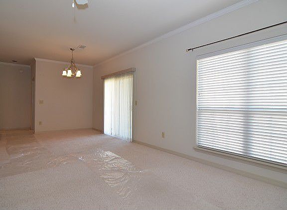 Livingroom Access to Outside 