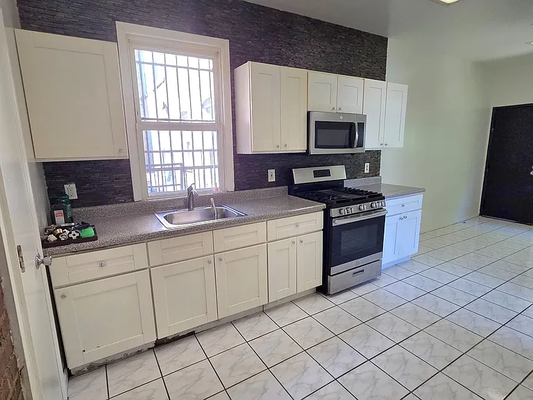 953 Bergen St #2 — Photo 2