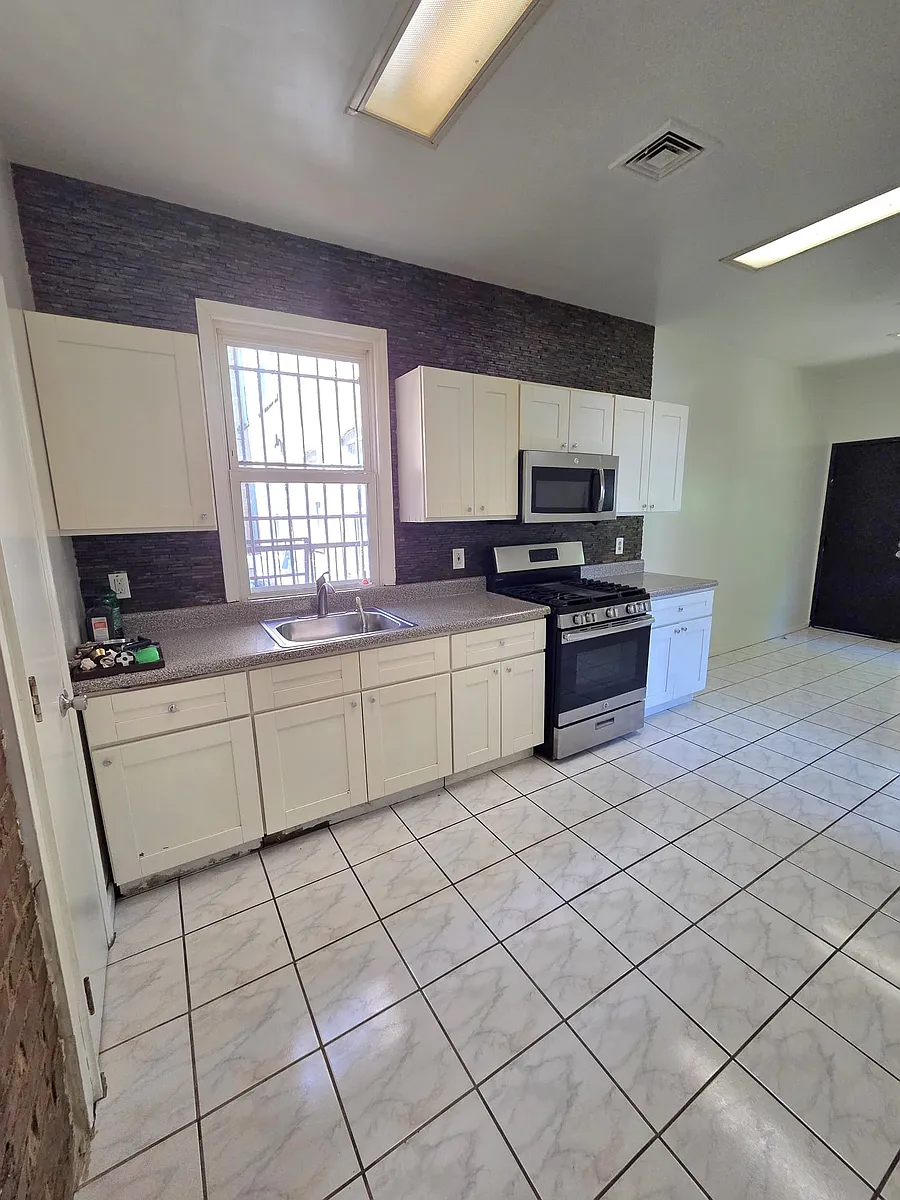 Building Photo - 953 Bergen St #2