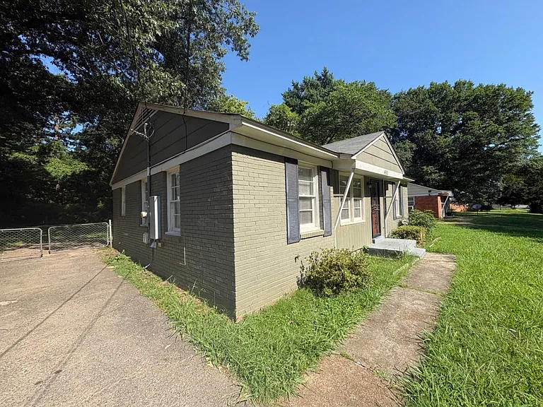 4901 Hodge Rd — Photo 3