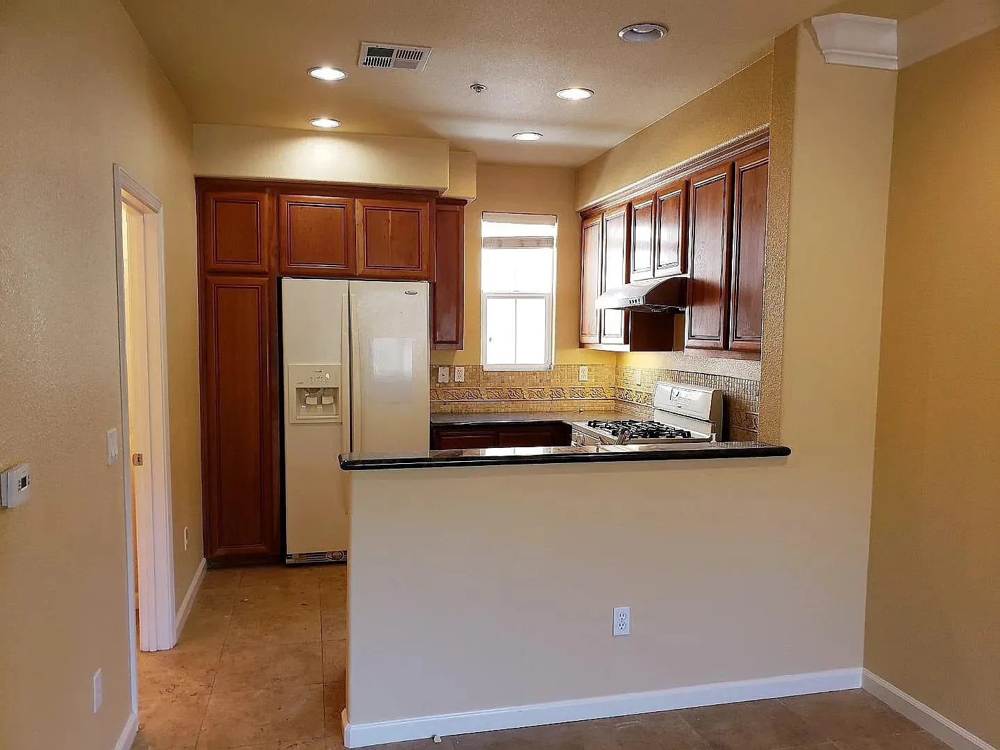Spacious 2 bed / 2.5 bath townhouse located in Milptas — Photo 4