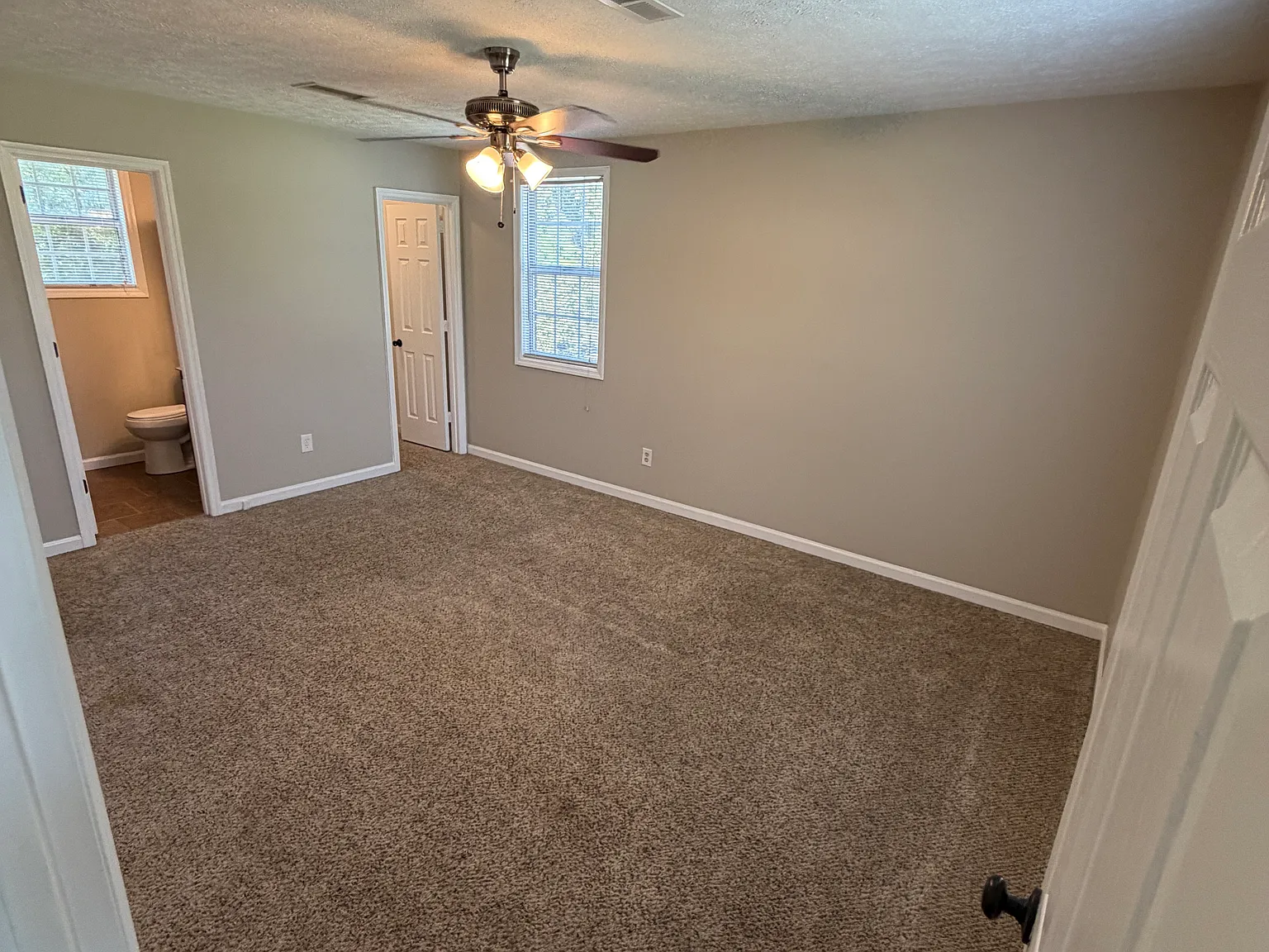 5 bed, 1637 sqft, $2,225 — Photo 4